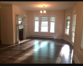 9 Isabella St, Unit First floor in Worcester, MA - Foto de edificio - Building Photo