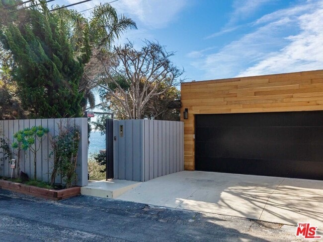 24958 Malibu Rd in Malibu, CA - Building Photo - Building Photo