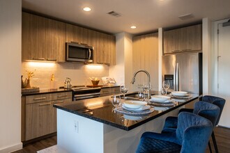 Avenue Grove in Houston, TX - Building Photo - Interior Photo