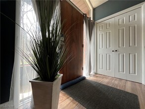 4665 W Farnhurst Rd in South Euclid, OH - Foto de edificio - Building Photo