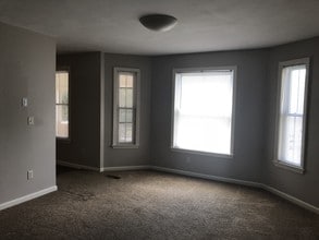 99 Orleans St, Unit A in Lowell, MA - Foto de edificio - Building Photo