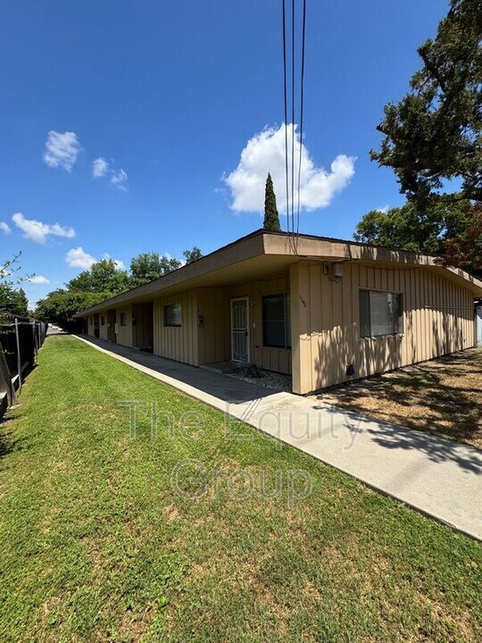 1140 W Tulare Ave in Visalia, CA - Building Photo