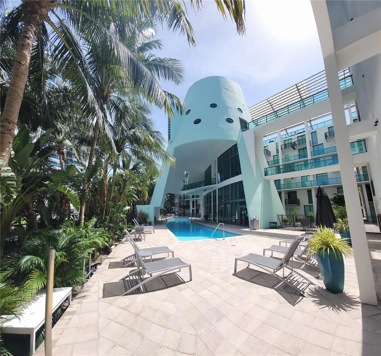 6000 Collins Ave, Unit 305 in Miami Beach, FL - Building Photo