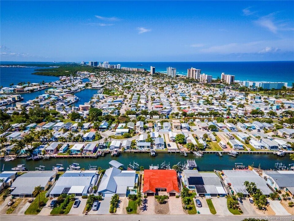 60 Aqua Ra Dr in Jensen Beach, FL - Building Photo