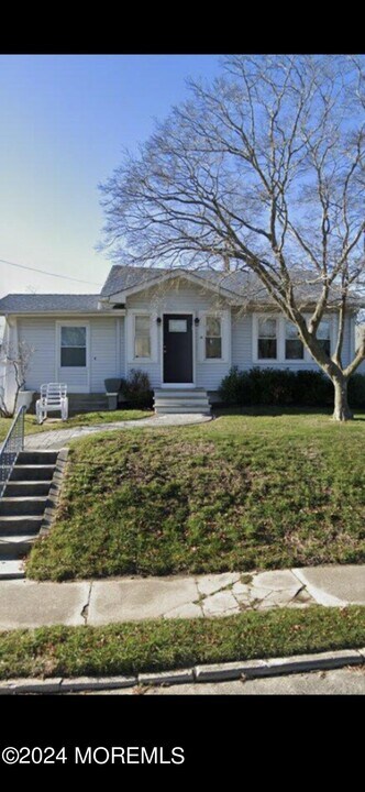 4 Oakwood Ave in Ocean Township, NJ - Building Photo