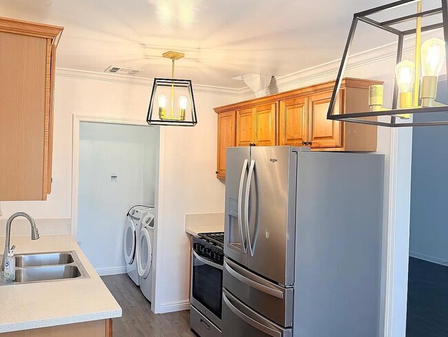 13637 Washington Ave in Hawthorne, CA - Building Photo - Building Photo