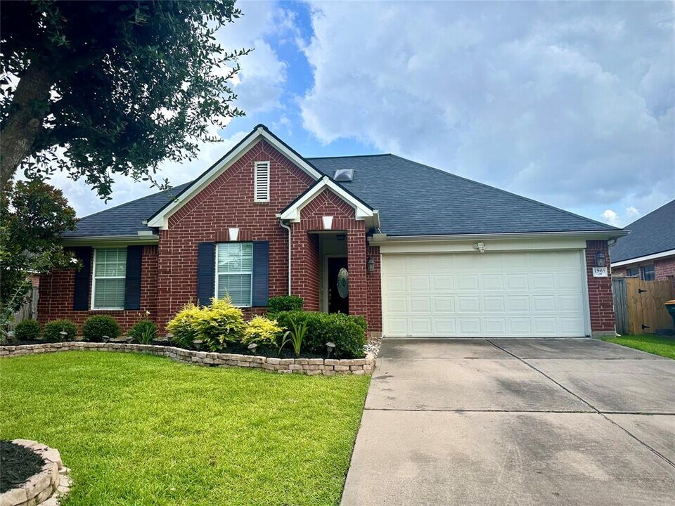 15915 Wilmington Park Ln in Houston, TX - Building Photo