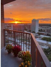 3660 N Lake Shore Dr, Unit 2008 in Chicago, IL - Building Photo - Building Photo