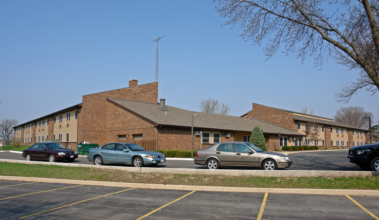 Countryside Village in Yorkville, IL - Building Photo