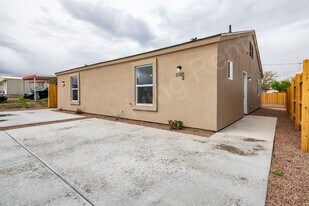2185 E Butler Ave in Kingman, AZ - Building Photo