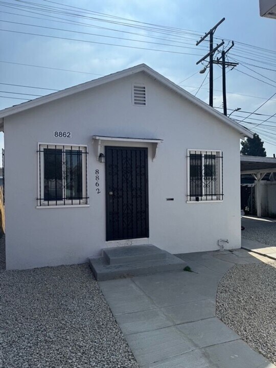 8860 S Central Ave in Los Angeles, CA - Building Photo