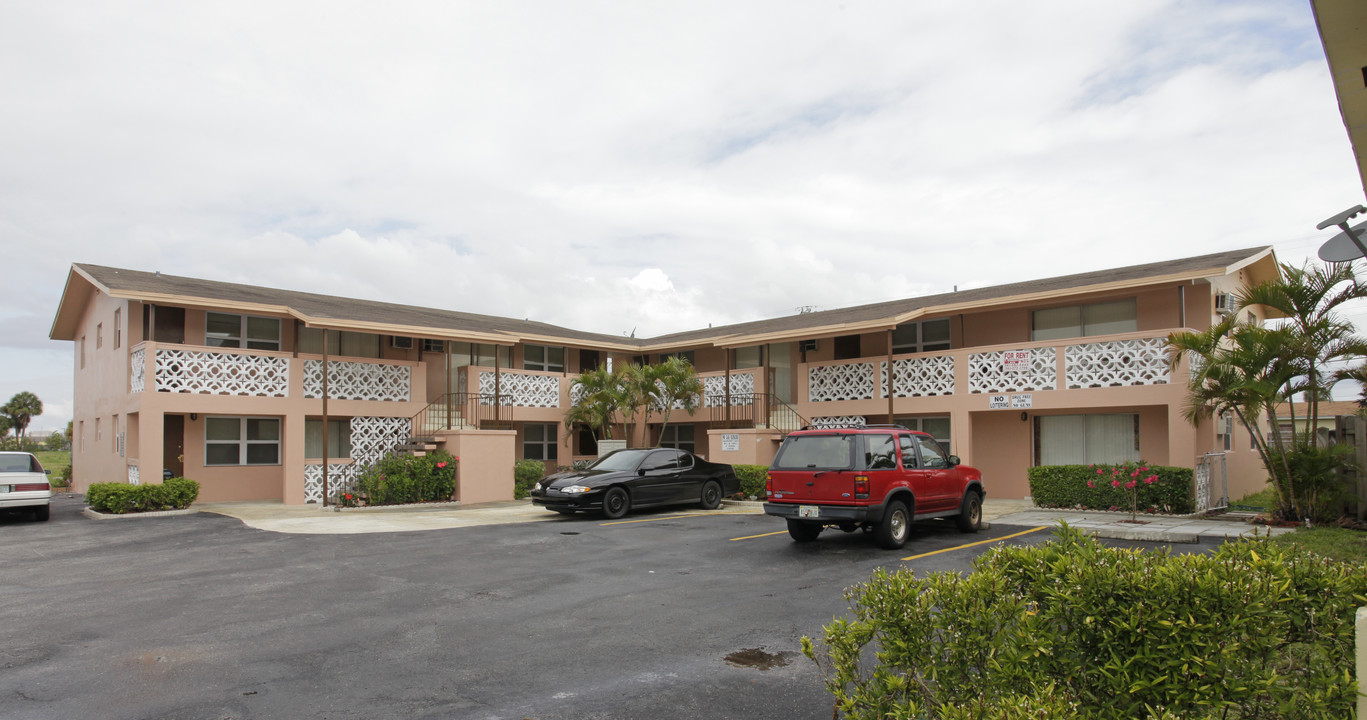 1212 Blue Heron Blvd in Riviera Beach, FL - Building Photo