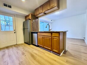 100 Mathews Dr, Unit #7 in Hilton Head Island, SC - Foto de edificio - Building Photo