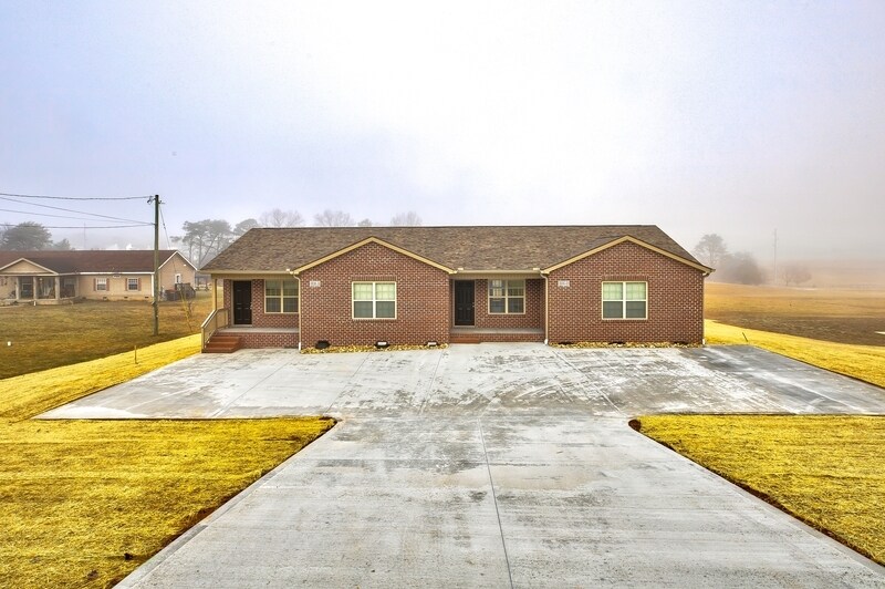816 S Old Sevierville Pike in Seymour, TN - Building Photo