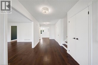 2246 Orchard Rd in Burlington, ON - Building Photo - Building Photo