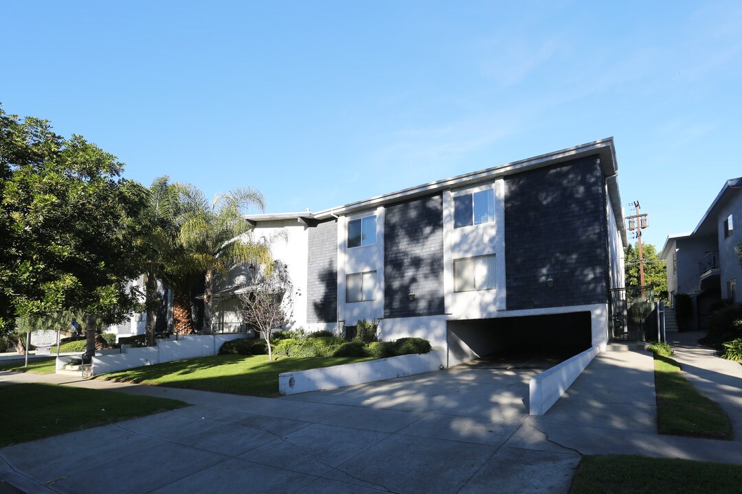 Canfield Plaza Apartments in Los Angeles, CA - Building Photo