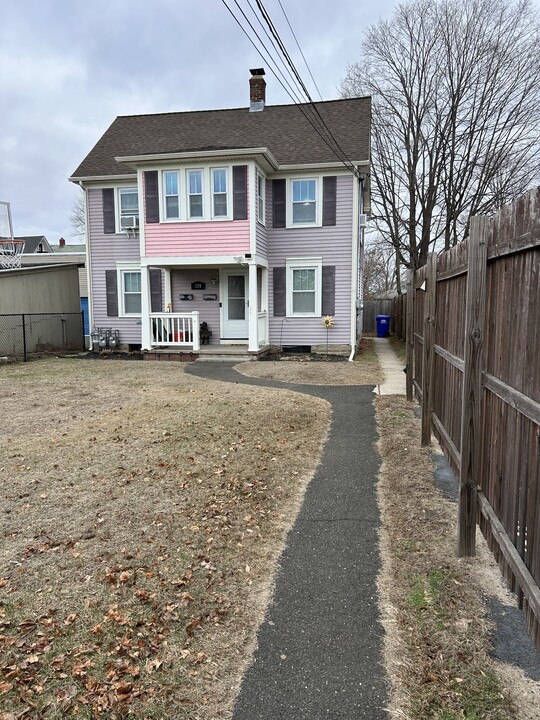 139 Hall Avenue, Unit 2 in Wallingford, CT - Building Photo