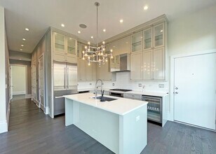 1258 N Milwaukee Ave in Chicago, IL - Building Photo - Building Photo