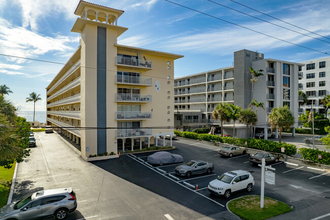 Hillsboro Colonnade Condominium in Hillsboro Beach, FL - Foto de edificio - Building Photo