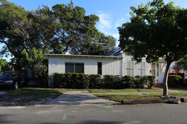 349 Pine Ter in West Palm Beach, FL - Building Photo - Building Photo