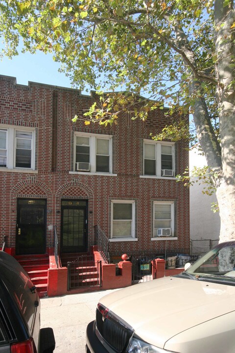 954 Montgomery St in Brooklyn, NY - Building Photo