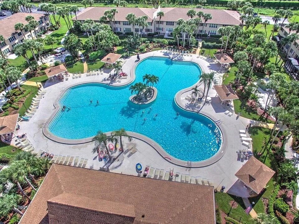 4070 Looking Glass Ln, Unit 5 in Naples, FL - Building Photo