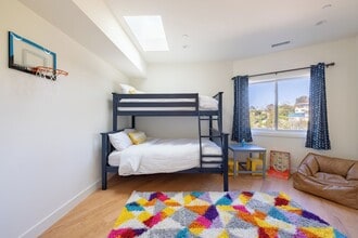 6726 Wandermere Rd in Malibu, CA - Foto de edificio - Building Photo