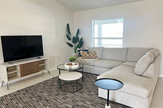 642 NE 7th Ave in Cape Coral, FL - Building Photo - Building Photo