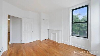 Bright & Spacious 5-Bed Flex Apartment with Backyard Access in Brooklyn, NY - Foto de edificio - Building Photo