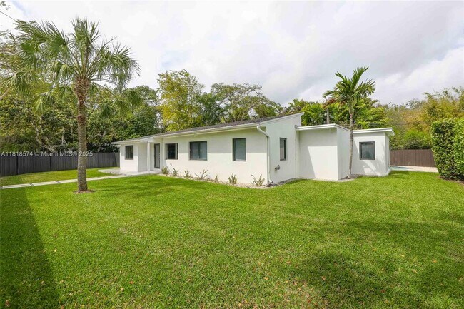 5895 SW 50th Terrace in Miami, FL - Building Photo - Building Photo