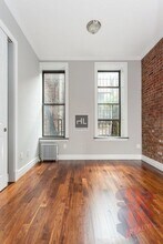 Avenue B in New York, NY - Foto de edificio - Building Photo
