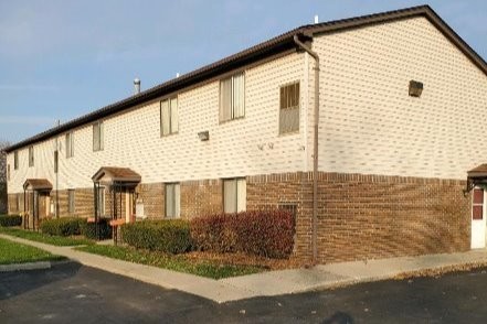 16740 E Eleven Mile Rd, Unit 102 in Roseville, MI - Building Photo