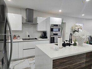 106 SE 4th Ave in Hialeah, FL - Building Photo - Building Photo