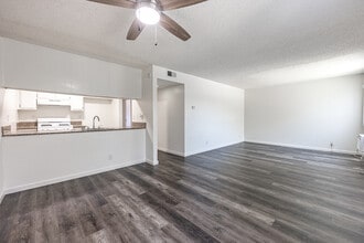 Lakewood Gardens in Lakewood, CA - Building Photo - Interior Photo