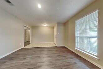 8103 Silent Cedars Dr in Houston, TX - Building Photo - Building Photo