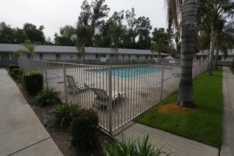 Hampton Court Apartments in Redlands, CA - Building Photo - Building Photo