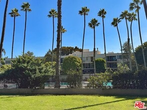 289 S Barrington Ave in Los Angeles, CA - Building Photo - Building Photo