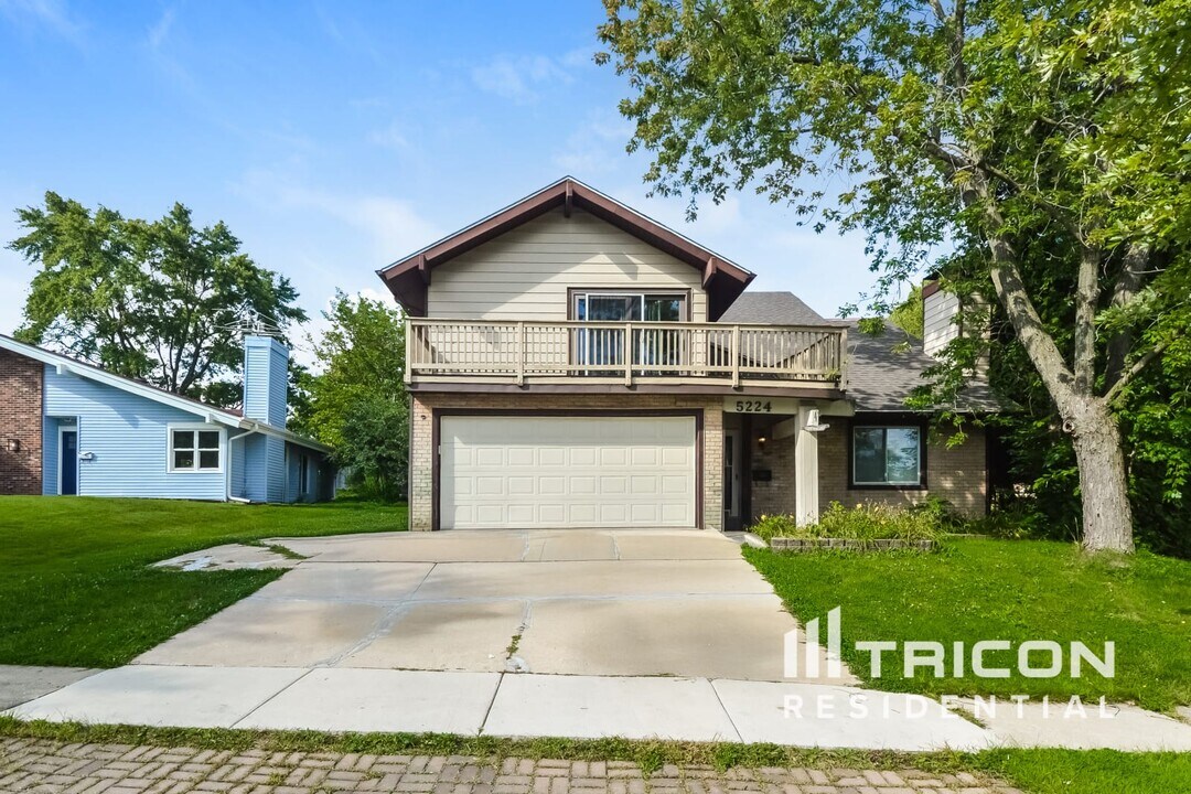 5224 Arlington Cir in Hanover Park, IL - Building Photo