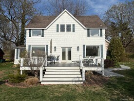 329 Centre Island Rd in Oyster Bay, NY - Building Photo