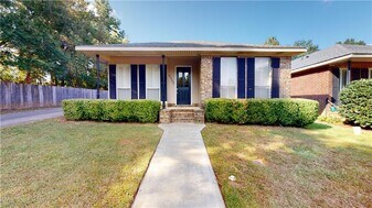6052 Magnolia Pl E in Mobile, AL - Building Photo