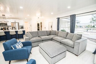 6518 Solitaire Palm Way in Apollo Beach, FL - Building Photo