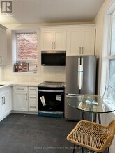 8 Barton St E in Hamilton, ON - Building Photo - Building Photo
