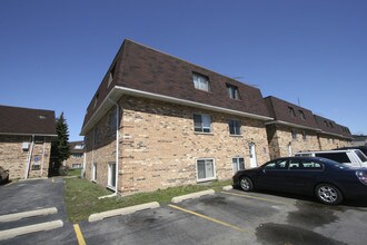 9961 Linda Ln in Des Plaines, IL - Building Photo - Building Photo