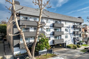 4432 Coldwater Canyon in Studio City, CA - Building Photo