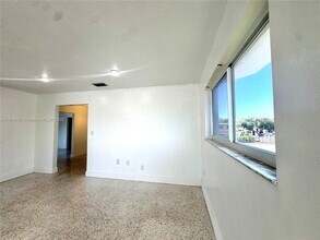 250 Beacom Blvd in Miami, FL - Building Photo - Building Photo