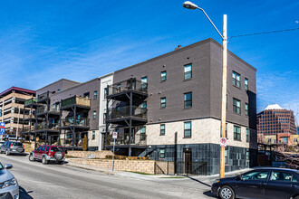 Plaza Fountain Apartments in Kansas City, MO - Building Photo - Building Photo