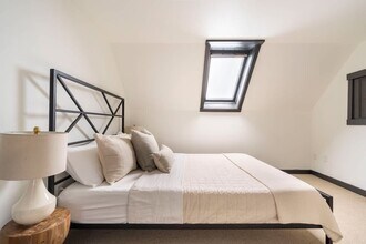 2319 NW Raleigh St in Portland, OR - Building Photo - Building Photo