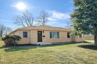 15 Bradley Ln in Hoffman Estates, IL - Building Photo