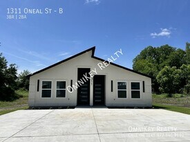 1311 Oneal St in Commerce, TX - Building Photo
