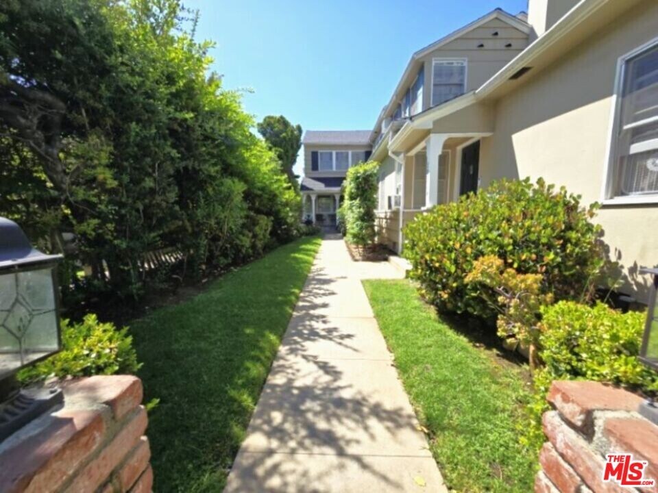 10360 1/2 Ashton Ave in Los Angeles, CA - Building Photo
